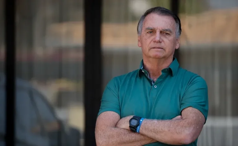 o-ex-presidente-jair-bolsonaro-em-prisao-domiciliar-na-casa-dele-em-brasilia-1757600612149_v2_900x506-jpg